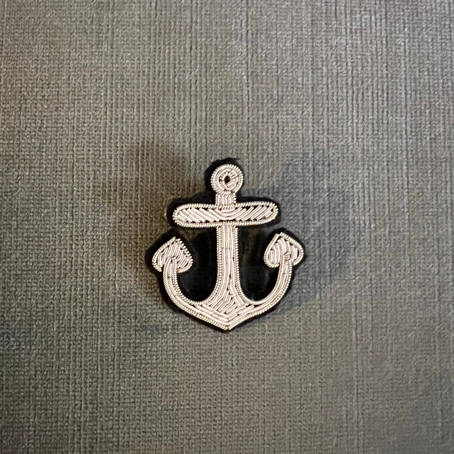 broche brodée main hand embroidered pin