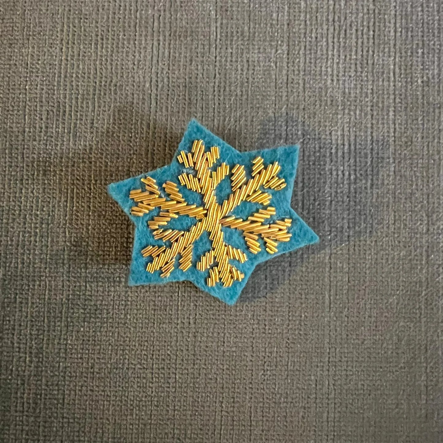 broche brodée main hand embroidered pin