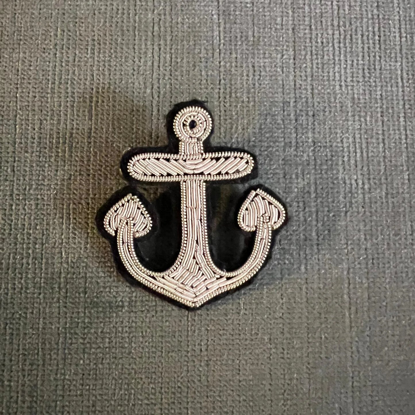 broche brodée main hand embroidered pin