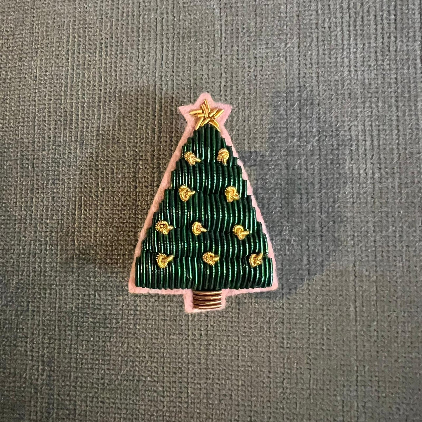 broche brodée main hand embroidered pin