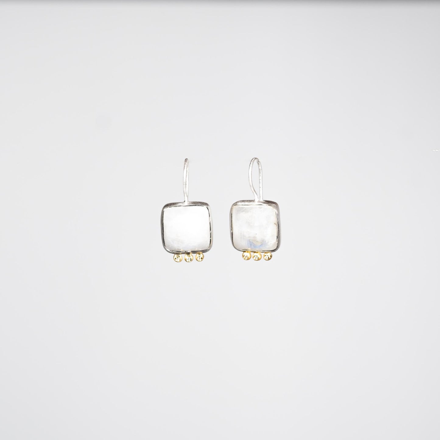 boucles d'oreilles or vermeil dormeuse pierre semi précieuse pierre de lune joaillerie création bijouterie paris bijoux femme