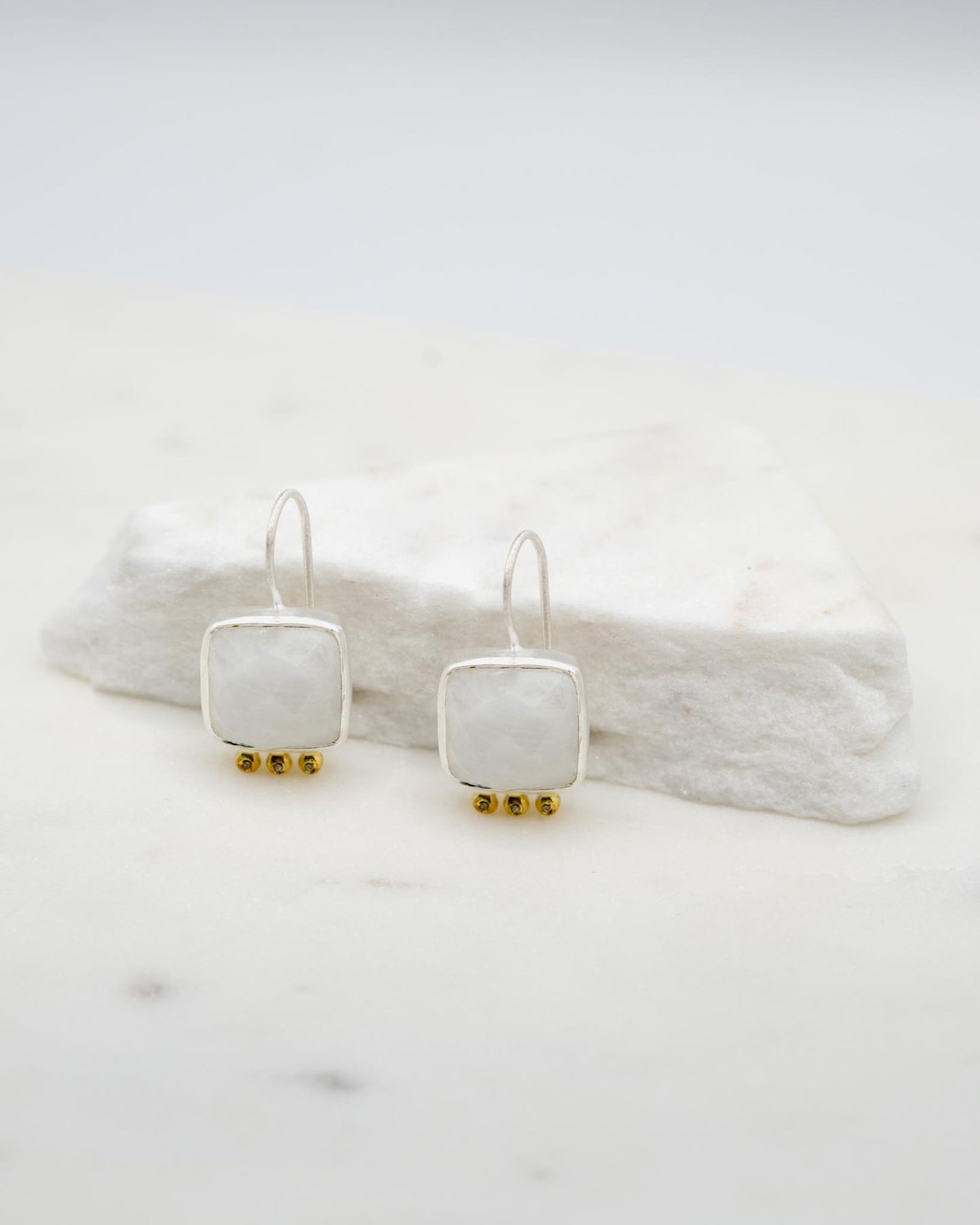 boucles d'oreilles or vermeil dormeuse pierre semi précieuse pierre de lune joaillerie création bijouterie paris bijoux femme