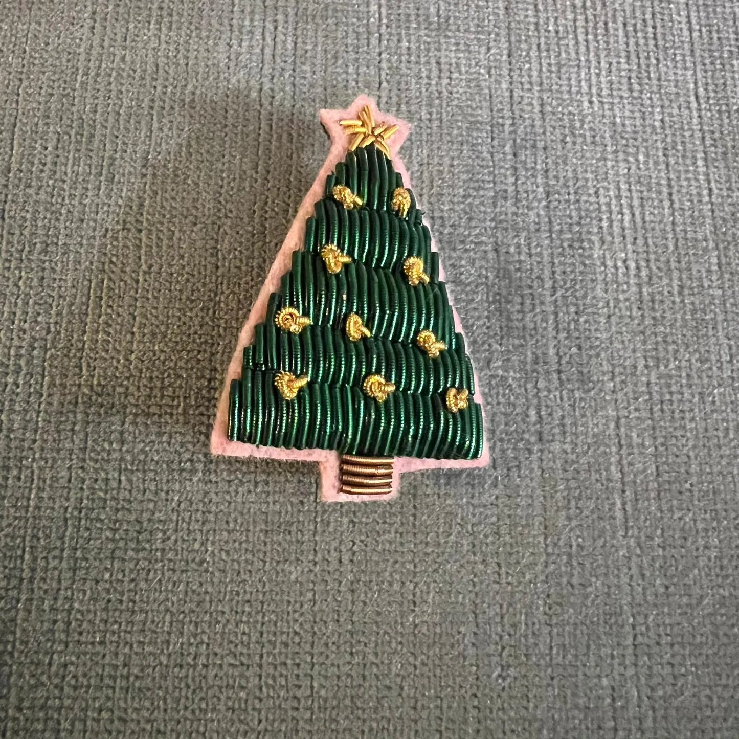 broche brodée main hand embroidered pin