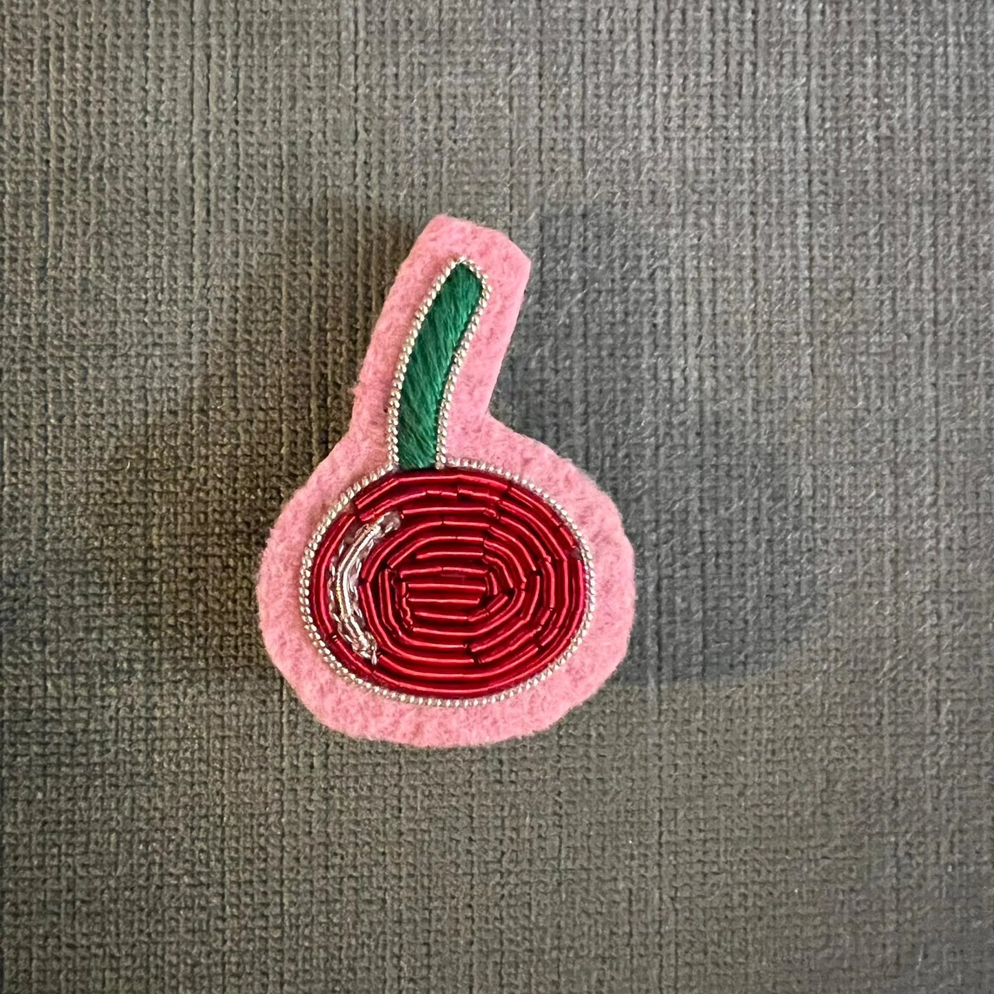 broche brodée main hand embroidered pin
