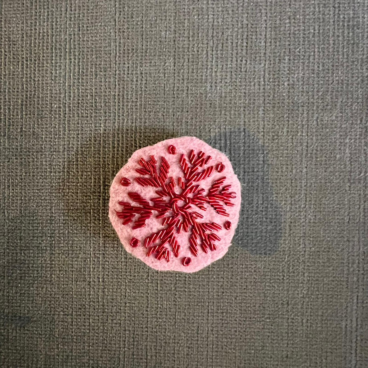 broche brodée main hand embroidered pin