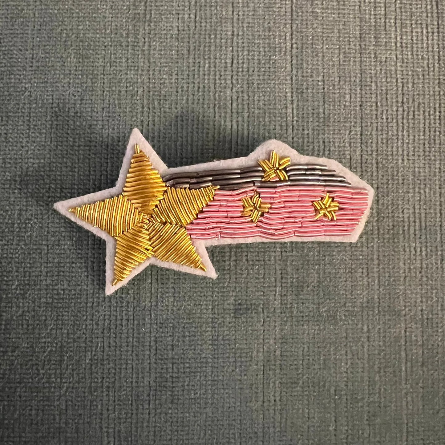 broche brodée main hand embroidered pin