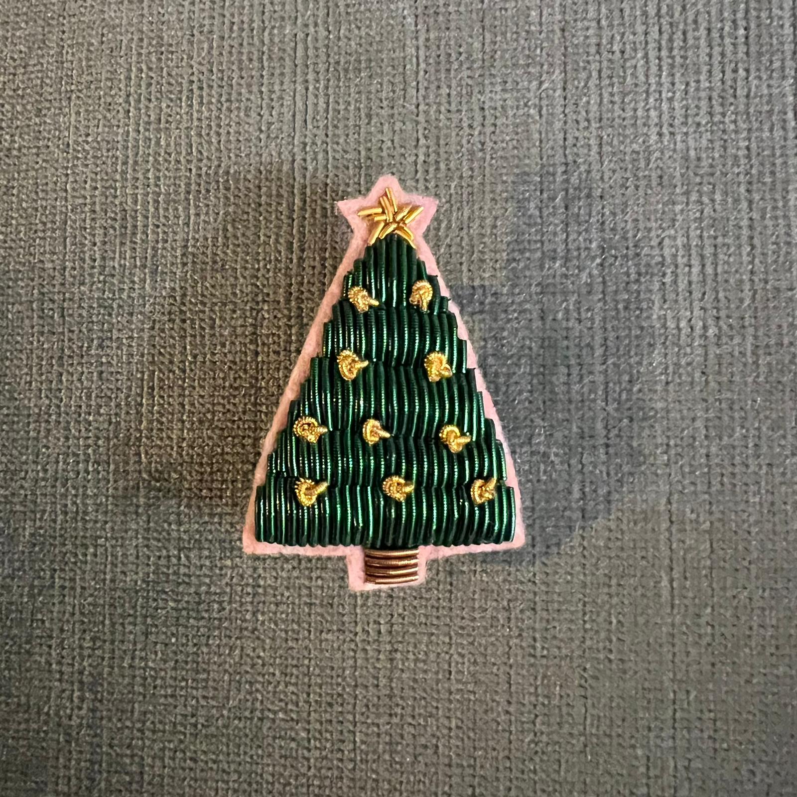 broche brodée main hand embroidered pin
