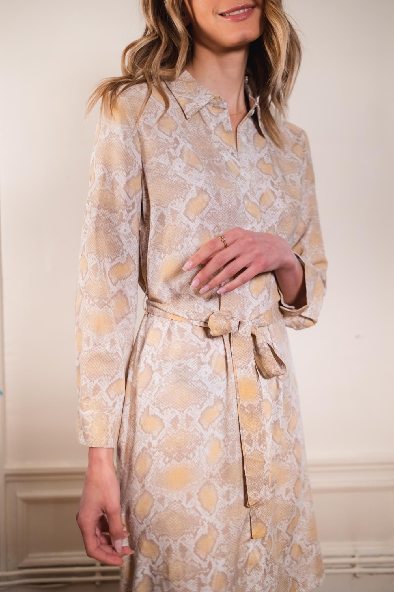 robe chemise blanche motif python vetement femme creation paris