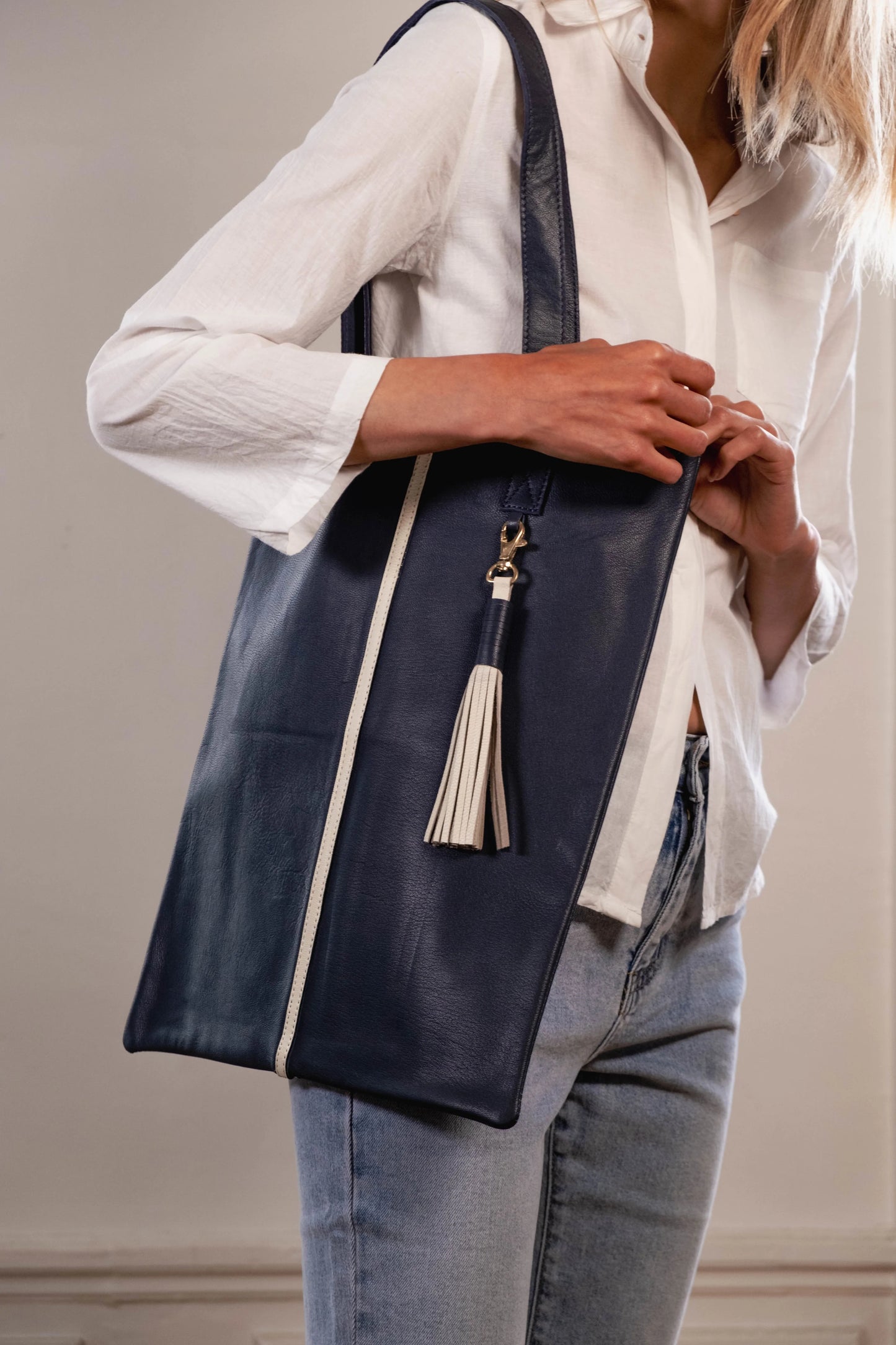 tote bag sac cuir bleu marine maroquinerie accessoire femme creation paris