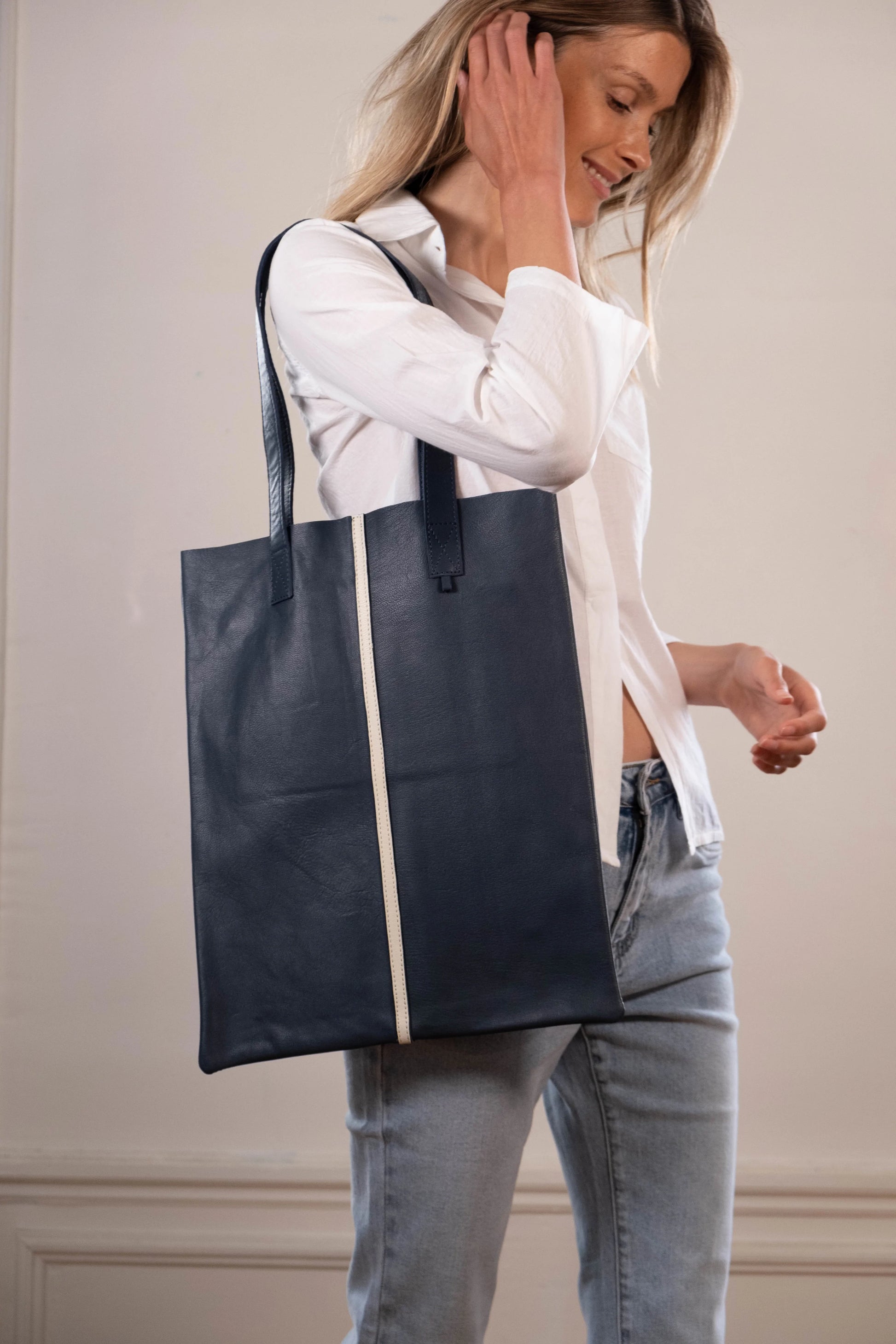 tote bag sac cuir bleu marine maroquinerie accessoire femme creation paris