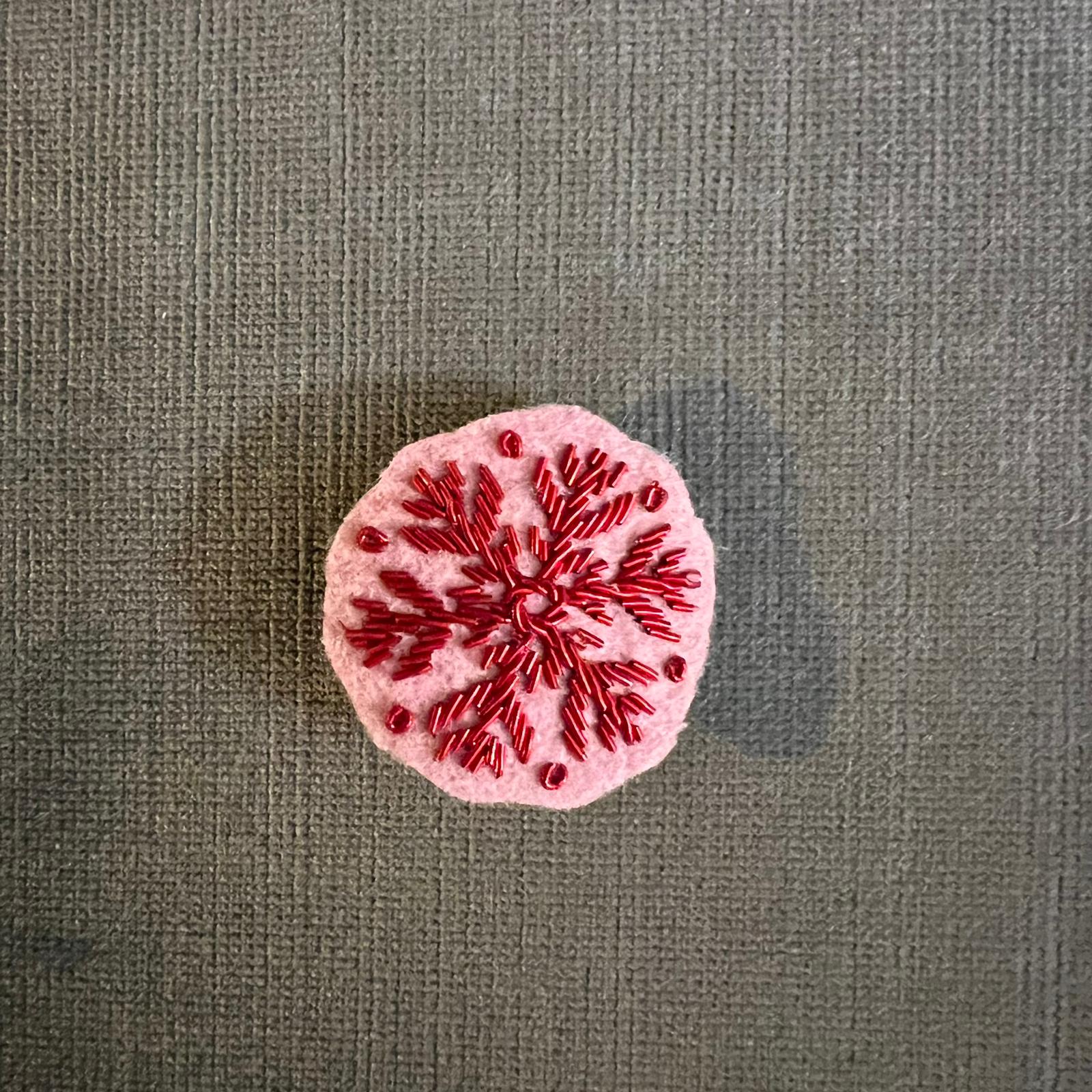 broche brodée main hand embroidered pin